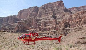 Helikopter flyger iväg från Grand Canyon